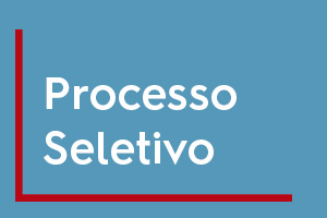 Imagem com fundo azul claro, linha na cor vermelha em "L" no canto inferior esquerdo da imagem. Ao centro, escrito em branco "Processo Seletivo"